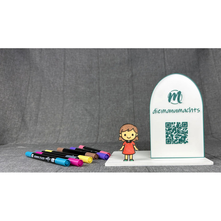 Kindergartenkind mit langen Haaren