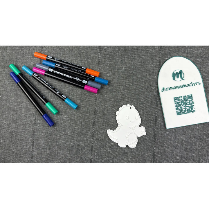 süßer Dino mit Herz rechts und Aufhängung