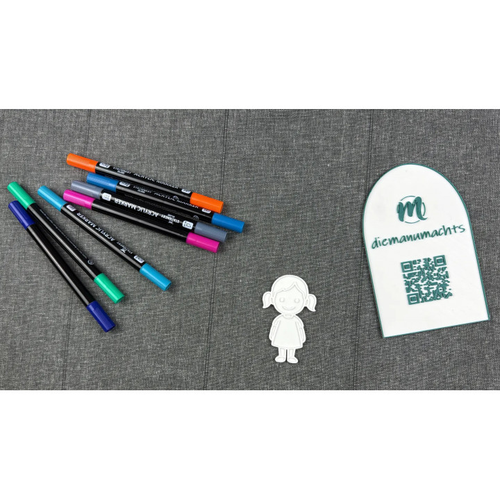 Volksschulkind mit langen Haaren