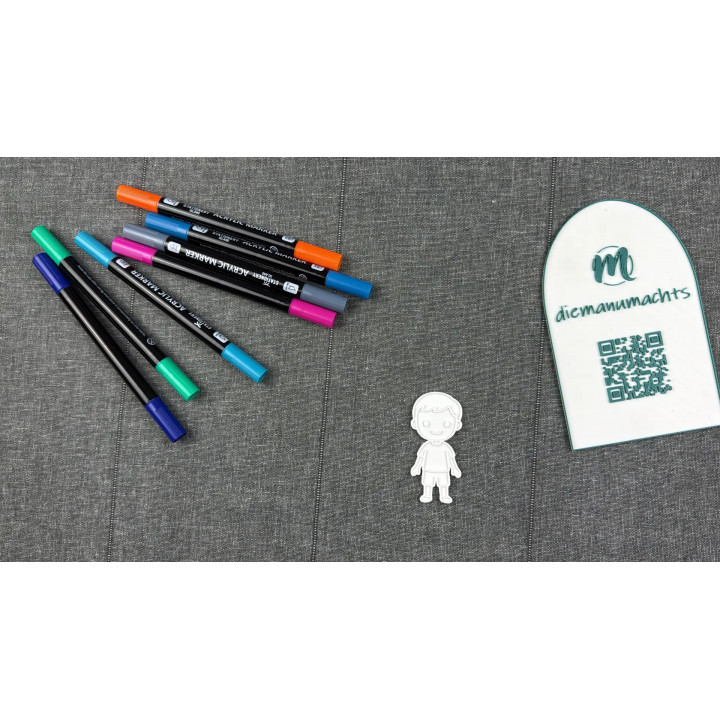 Kindergartenkind mit kurzen Haaren