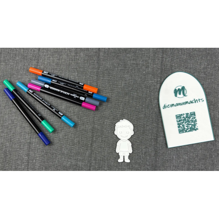 Volksschulkind mit langen Haaren