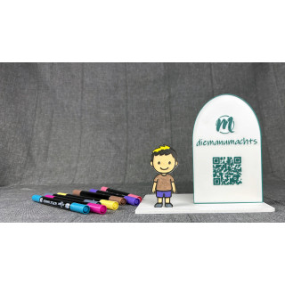 Volksschulkind mit kurzen Haaren