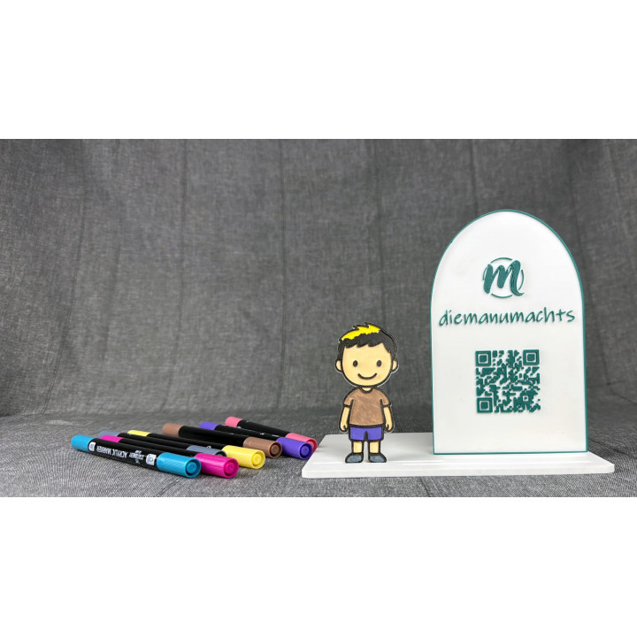 Volksschulkind mit kurzen Haaren