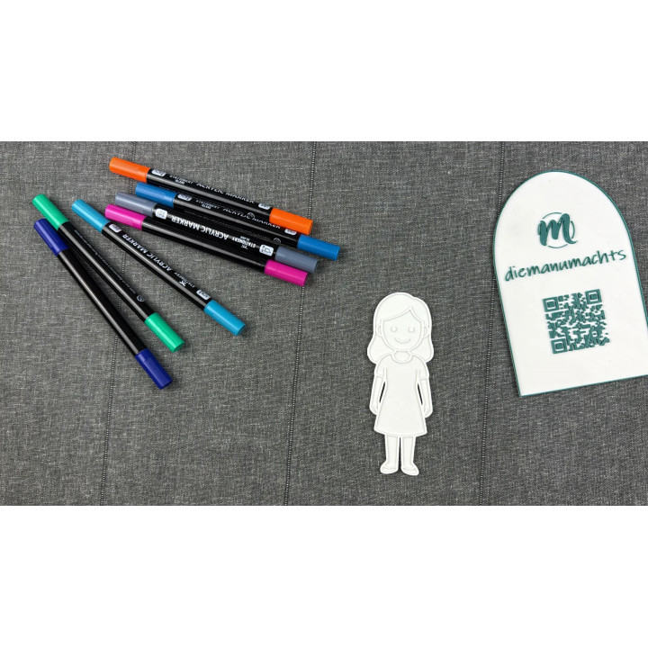 Erwachsene mit langen Haaren und Kleid