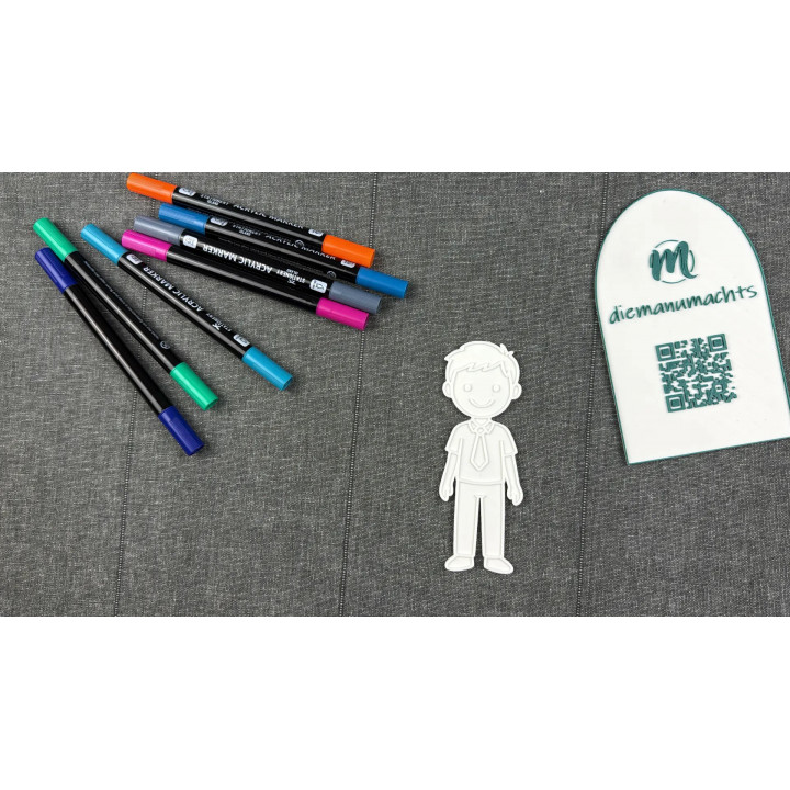 Person mit kurzem Haar und Krawatte