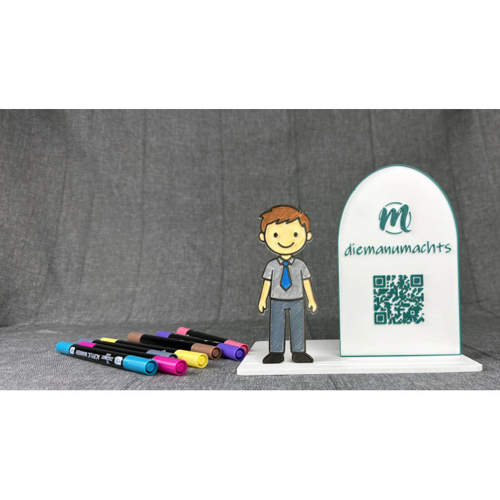 Person mit kurzem Haar und Krawatte