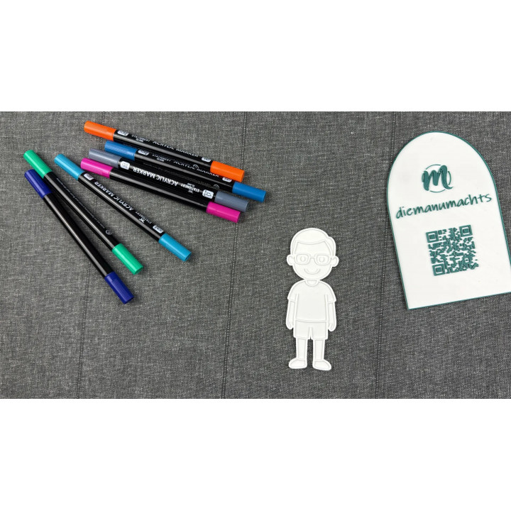 Person mit kurzem Haar und Brille