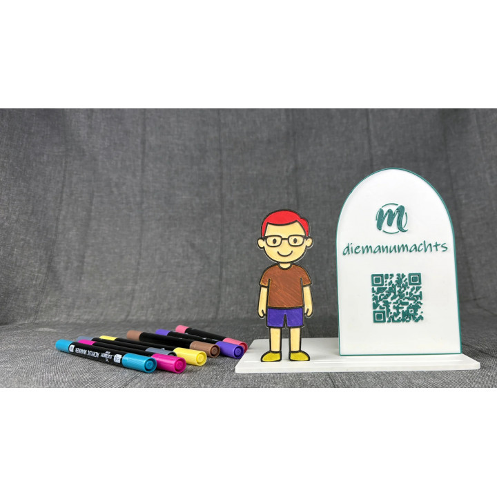 Person mit kurzem Haar und Brille